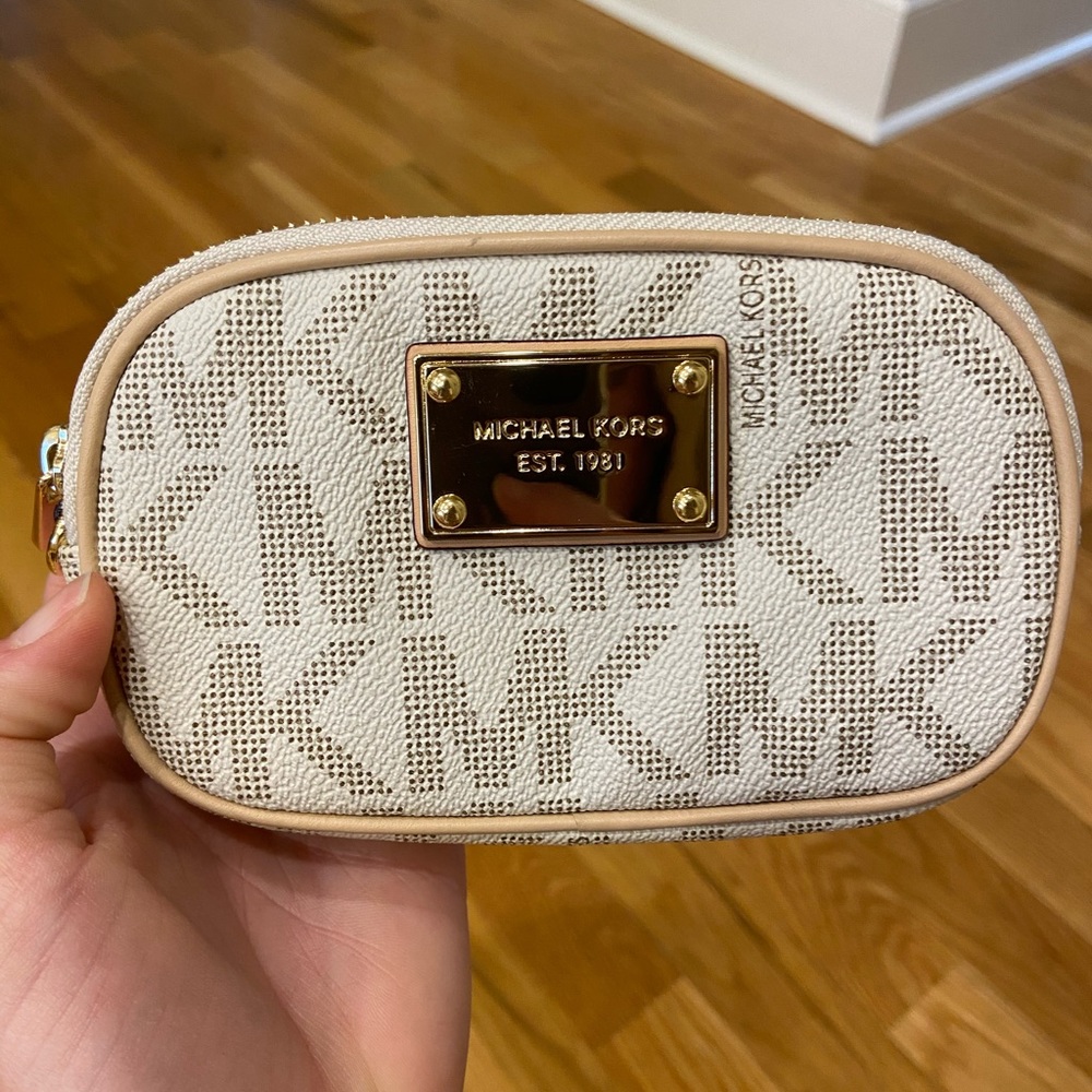Michael Kors zip wallet